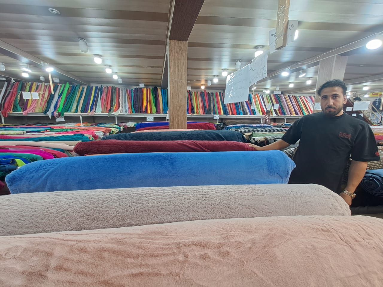 فروشگاه پارچه کیلویی صادقی واردکننده انواع پارچه‌های بنگلادشی، پاکستانی و هندوستانی